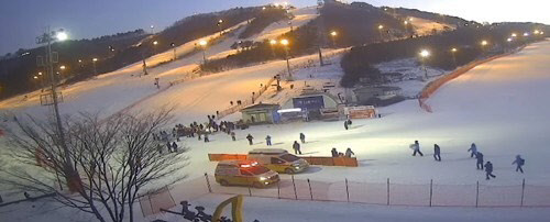 19일 오후 4시 12분께 강원 평창군 알펜시아리조트 스키장에서 원인을 알 수 없는 리프트 멈춤 사고가 발생해 승객 다수가 고립됐다. 소방당국이 사고 현장에서 구조 활동을 벌이고 있다. <알펜시아리조트 실시간 영상 갈무리, 연합뉴스>